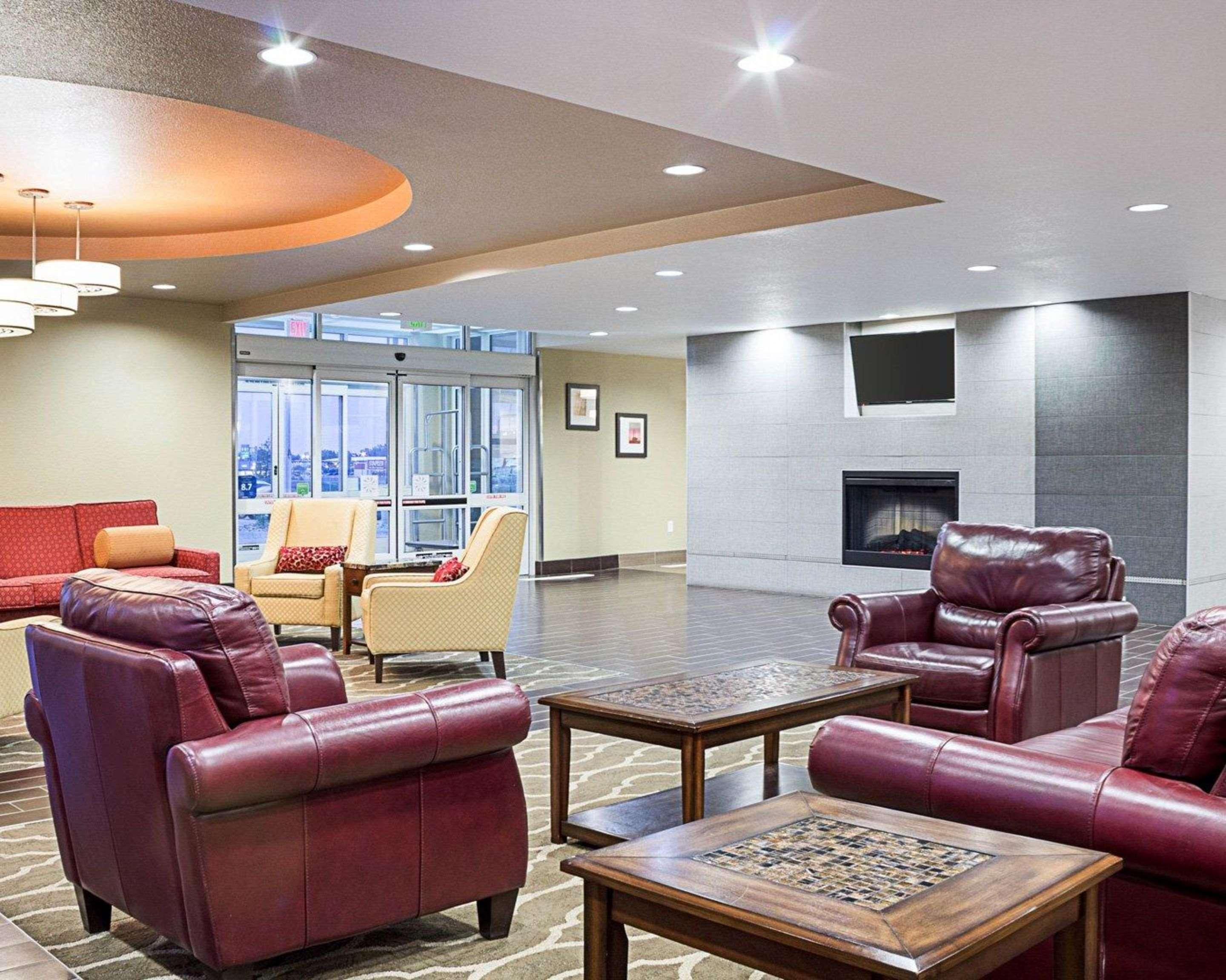 Comfort Suites Minot Exterior foto
