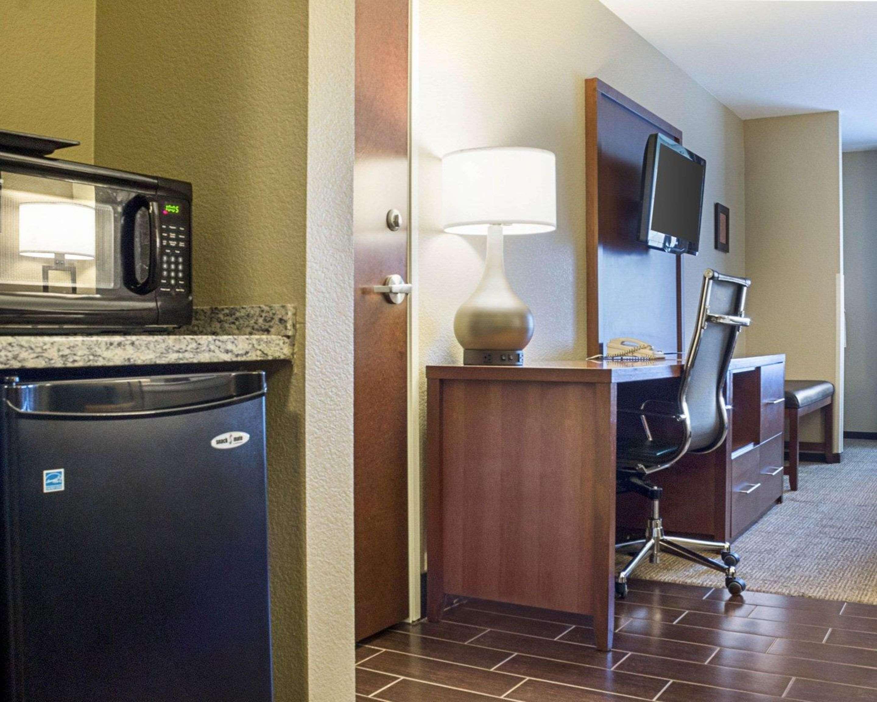 Comfort Suites Minot Exterior foto